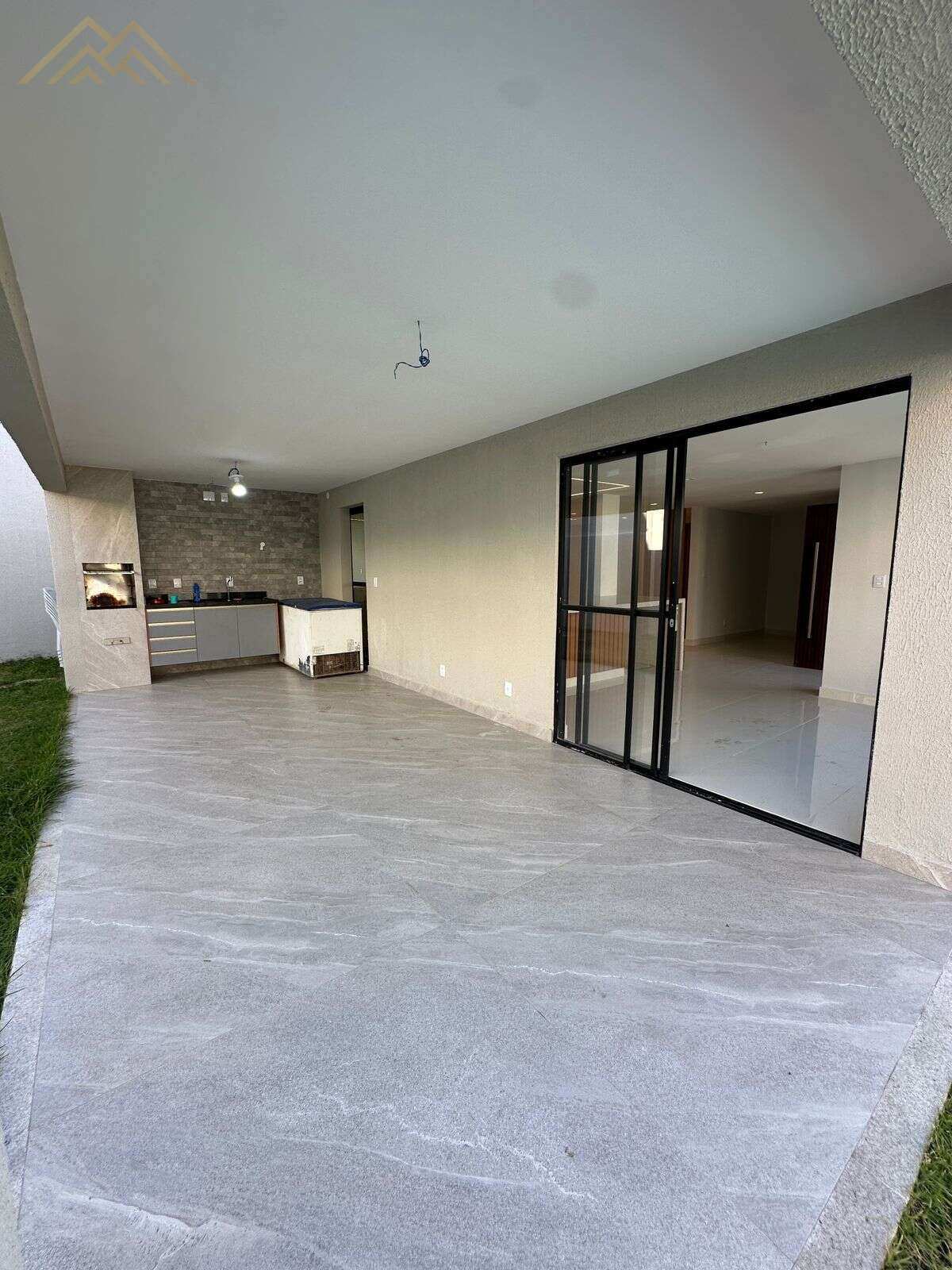 Casa à venda em Lauro de Freitas, Buraquinho, com 5 quartos, 262m² - Henrique Aquino  IMÓVEIS DE QUALIDADE LTDA CRECI PJ 2675